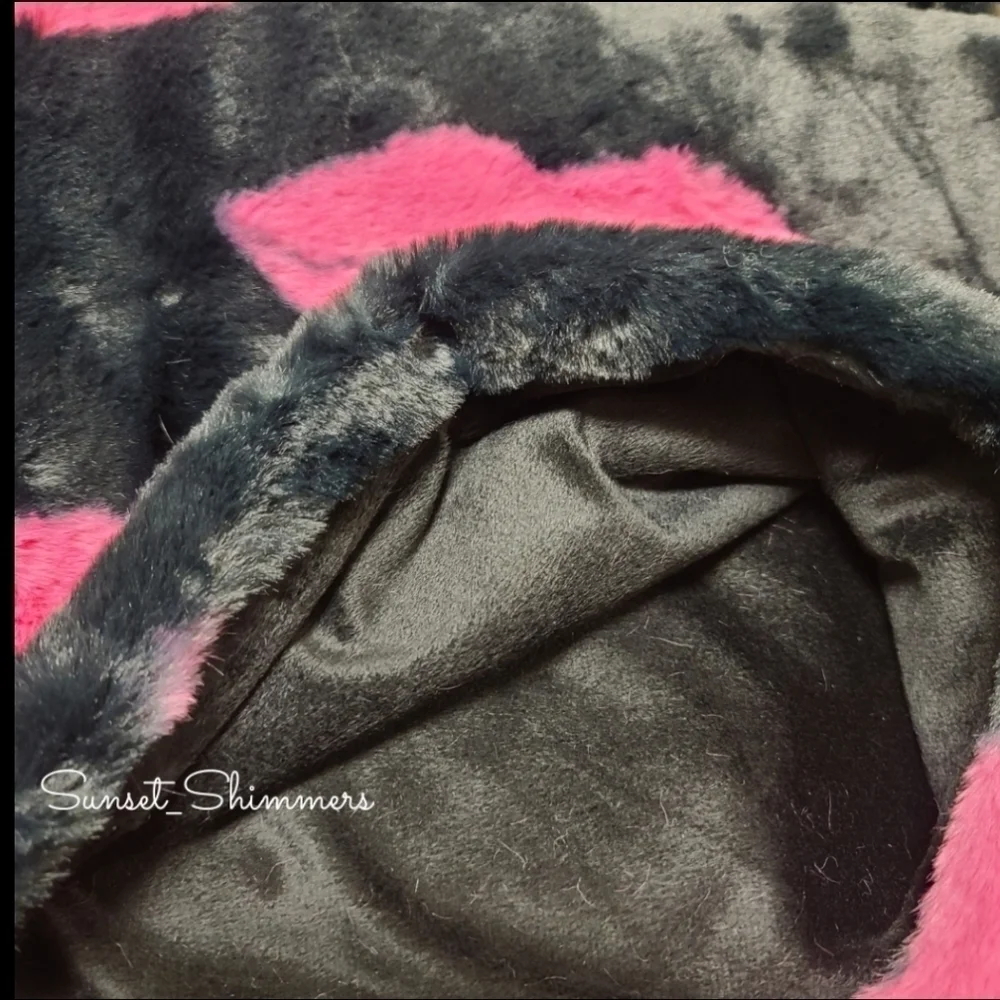 Faux Fur Pink LIPS Vampire FANGS Halloween Oversized Lux Plush Throw Blanket NEW